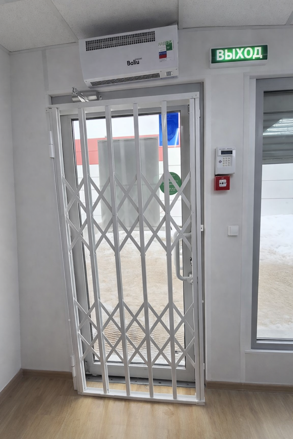 Раздвижные решетки с дверью