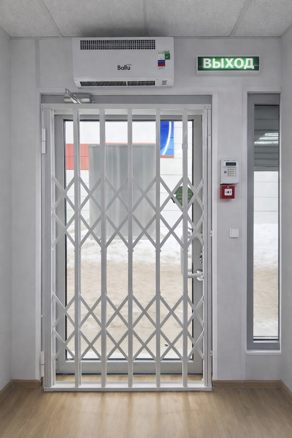 Раздвижные решетки на дверном проеме