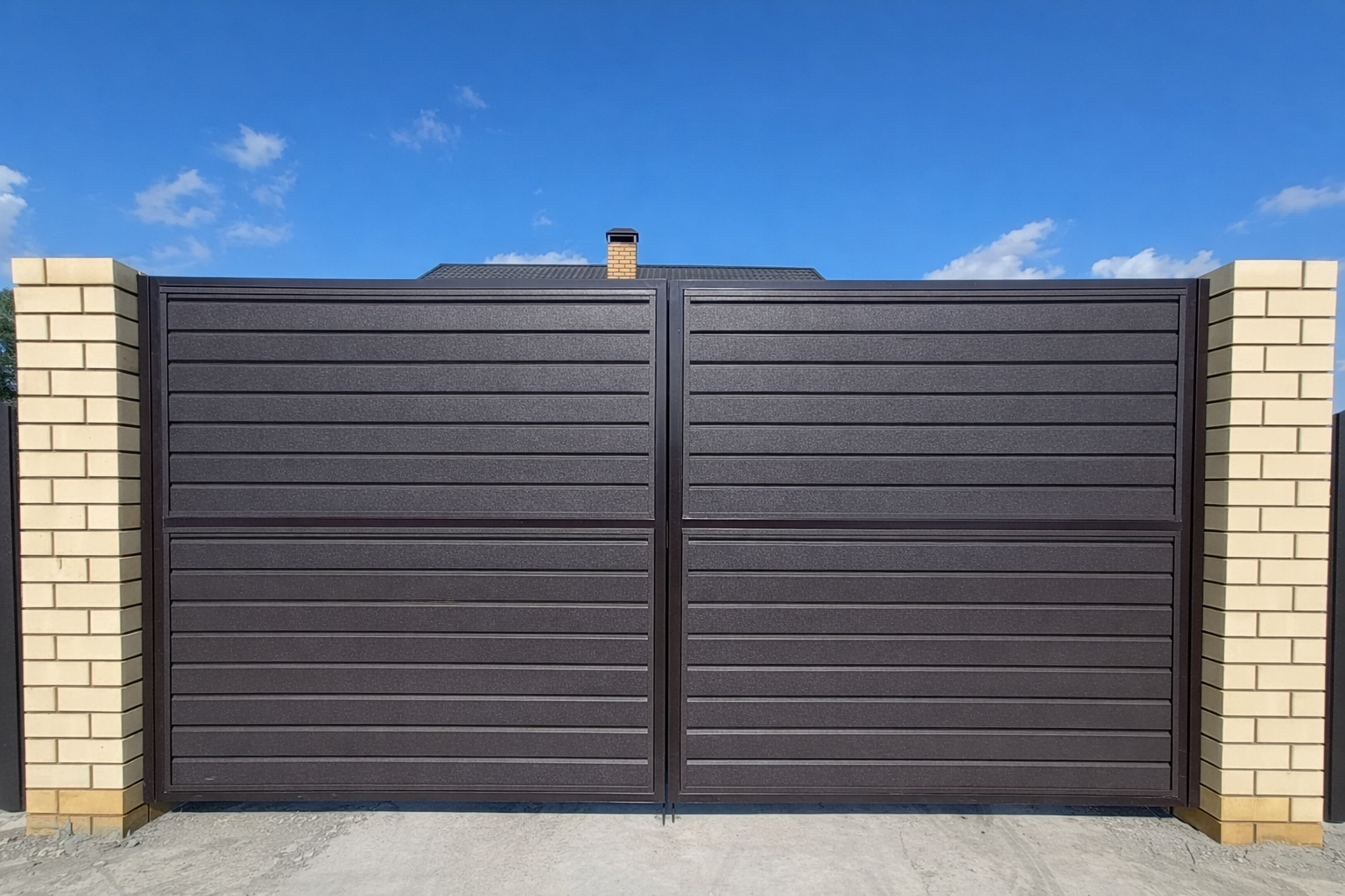 Распашные ворота на частном участке