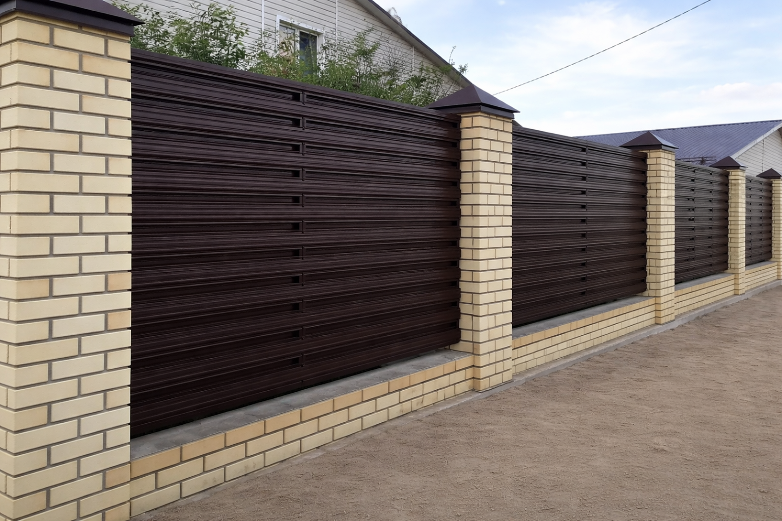 Современный металлический забор