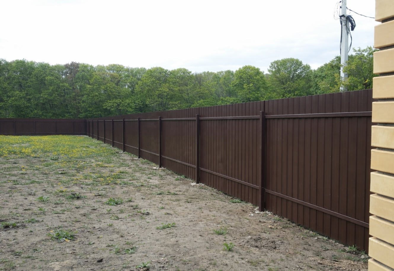 Забор из профнастила на участке