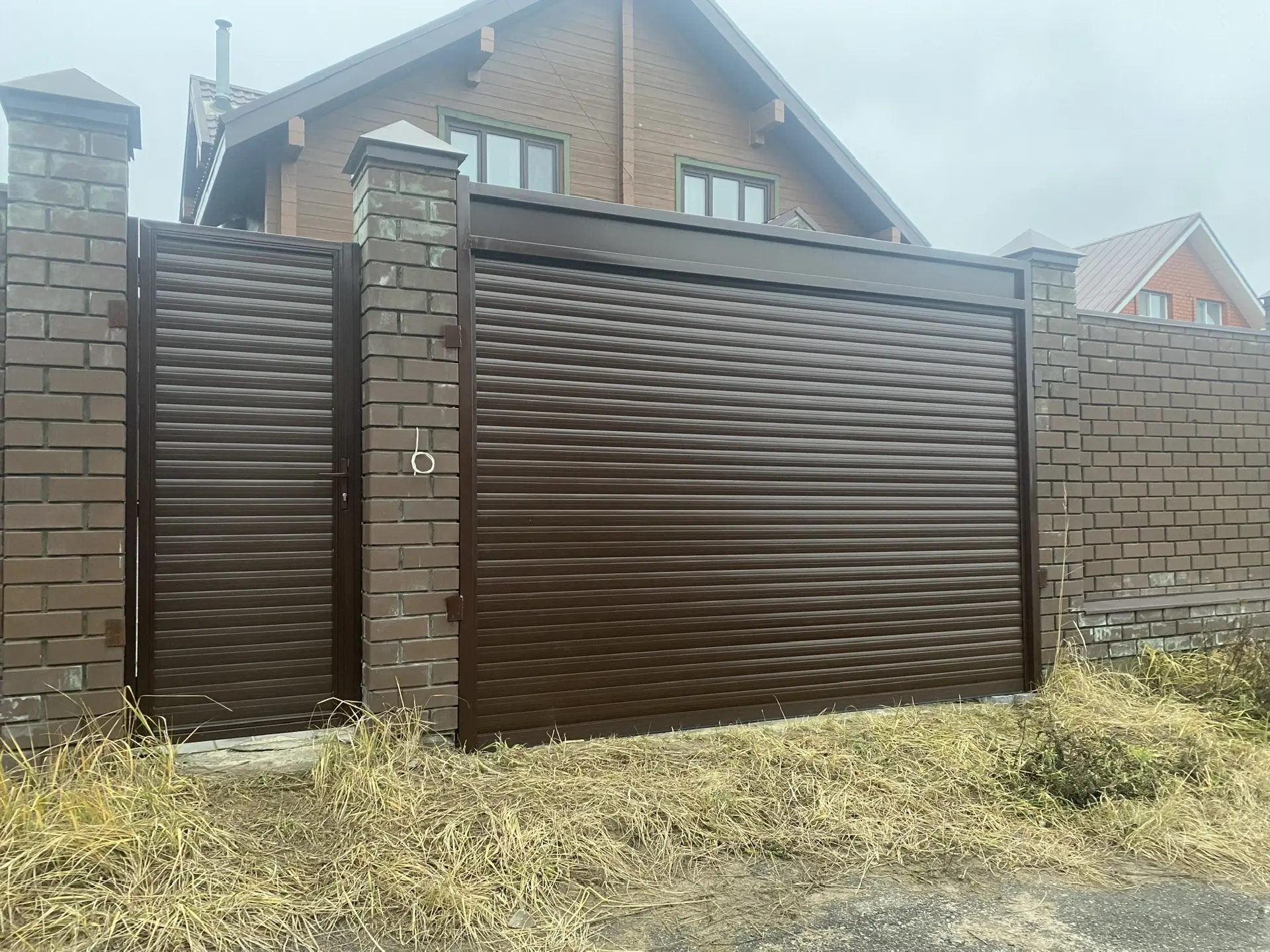 Рольворота и калитка на участке