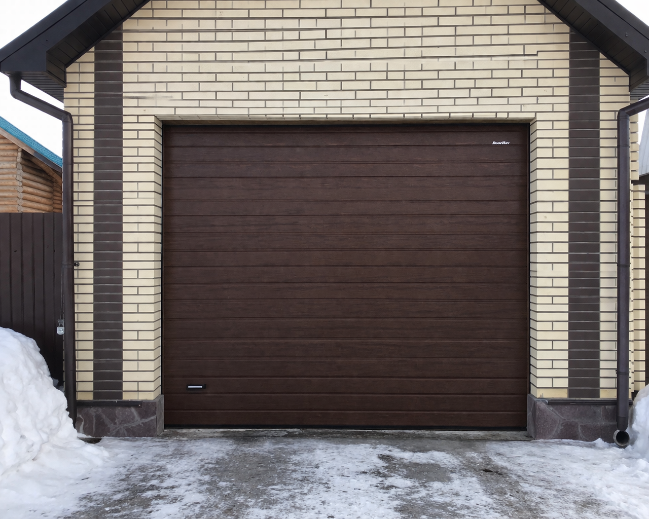 Секционные ворота DoorHan на фасаде дома