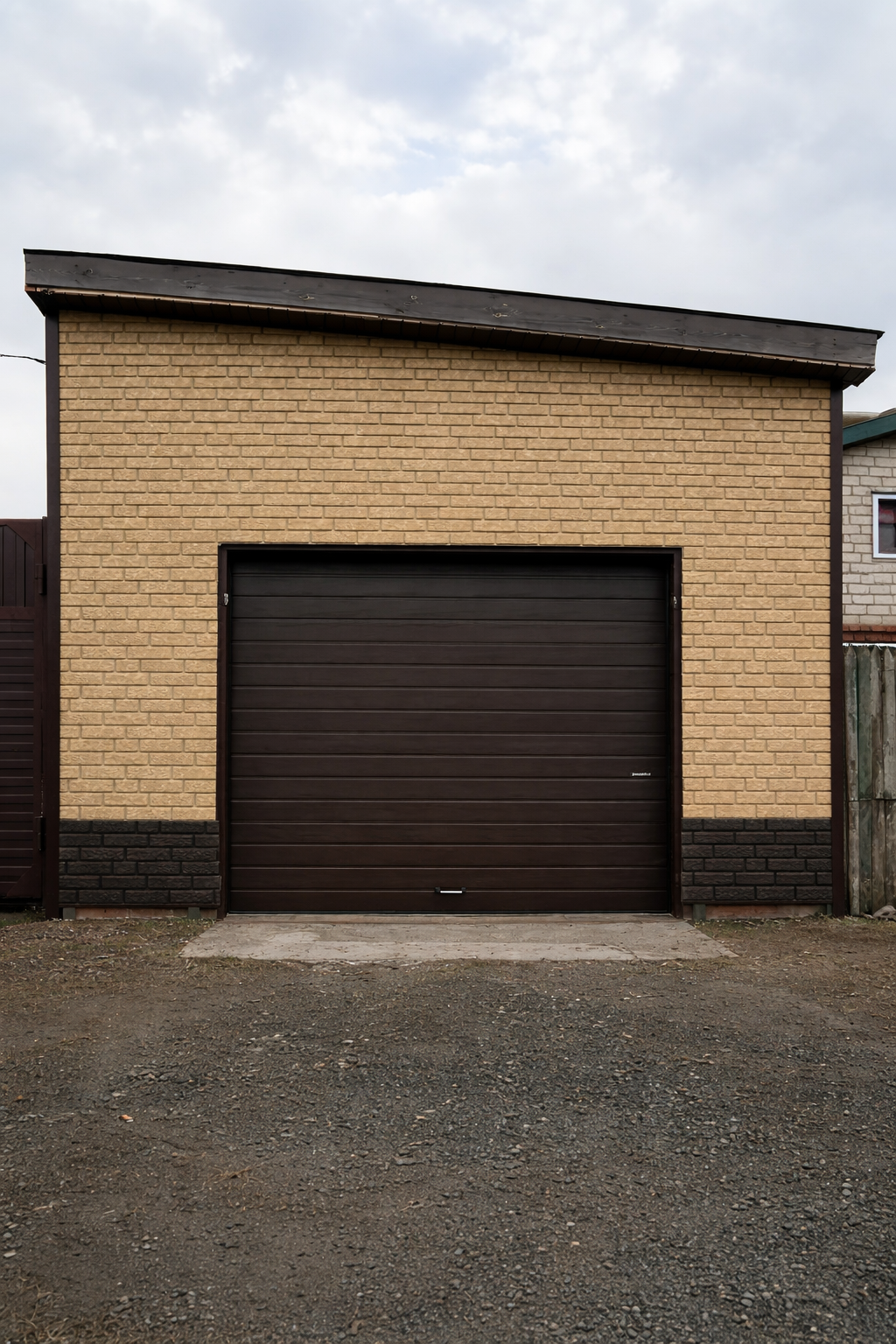 Секционные ворота DoorHan на отдельном гараже