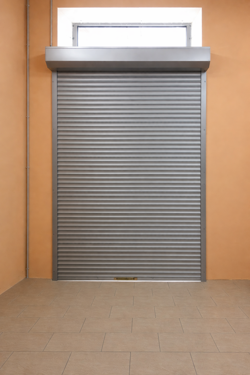 Рольставни на дверном проеме