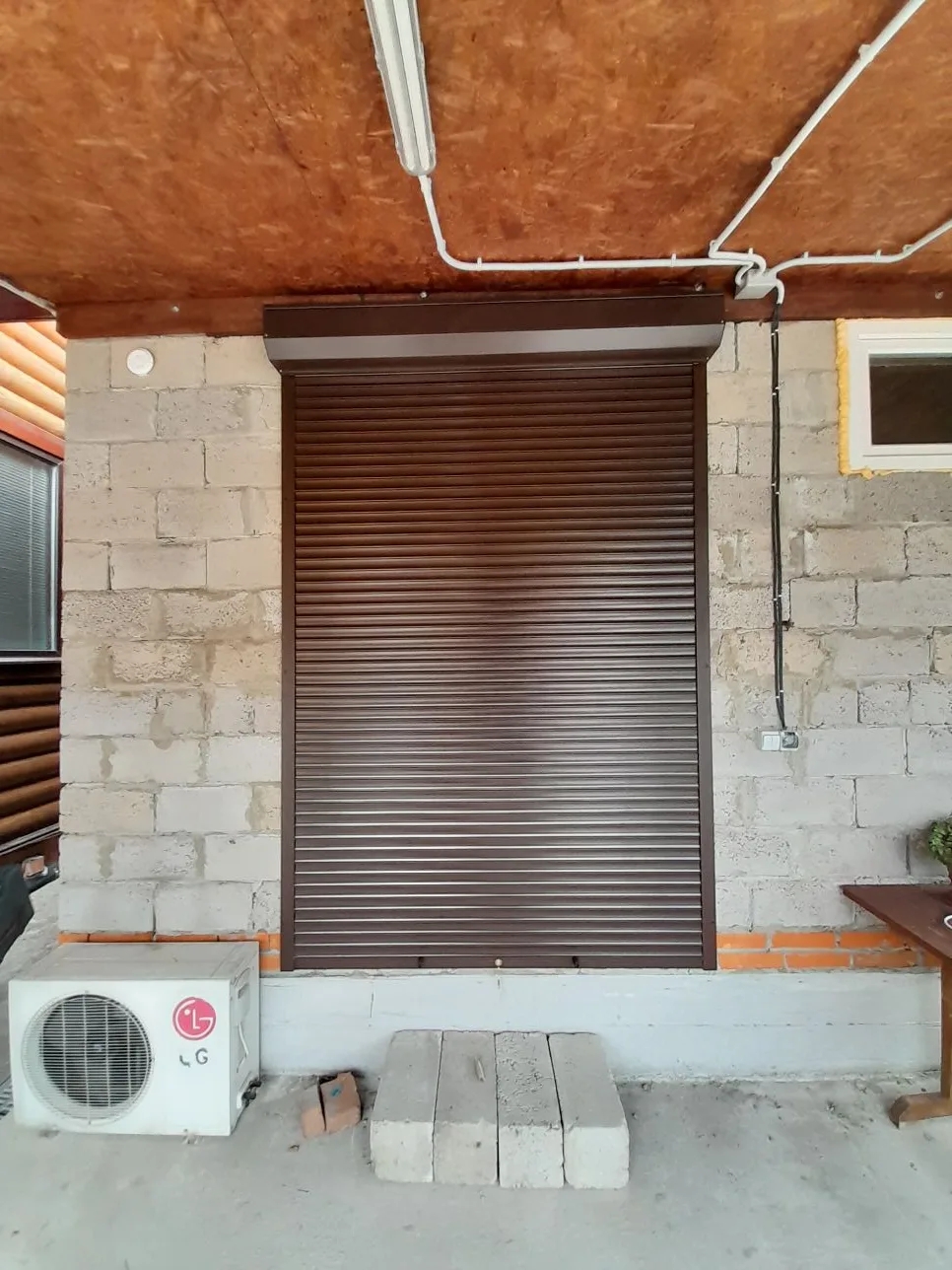 Коричневые рольставни на проеме