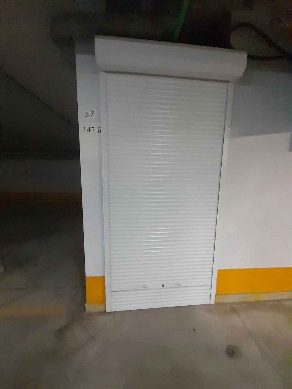 Белые рольставни на парковочном проеме