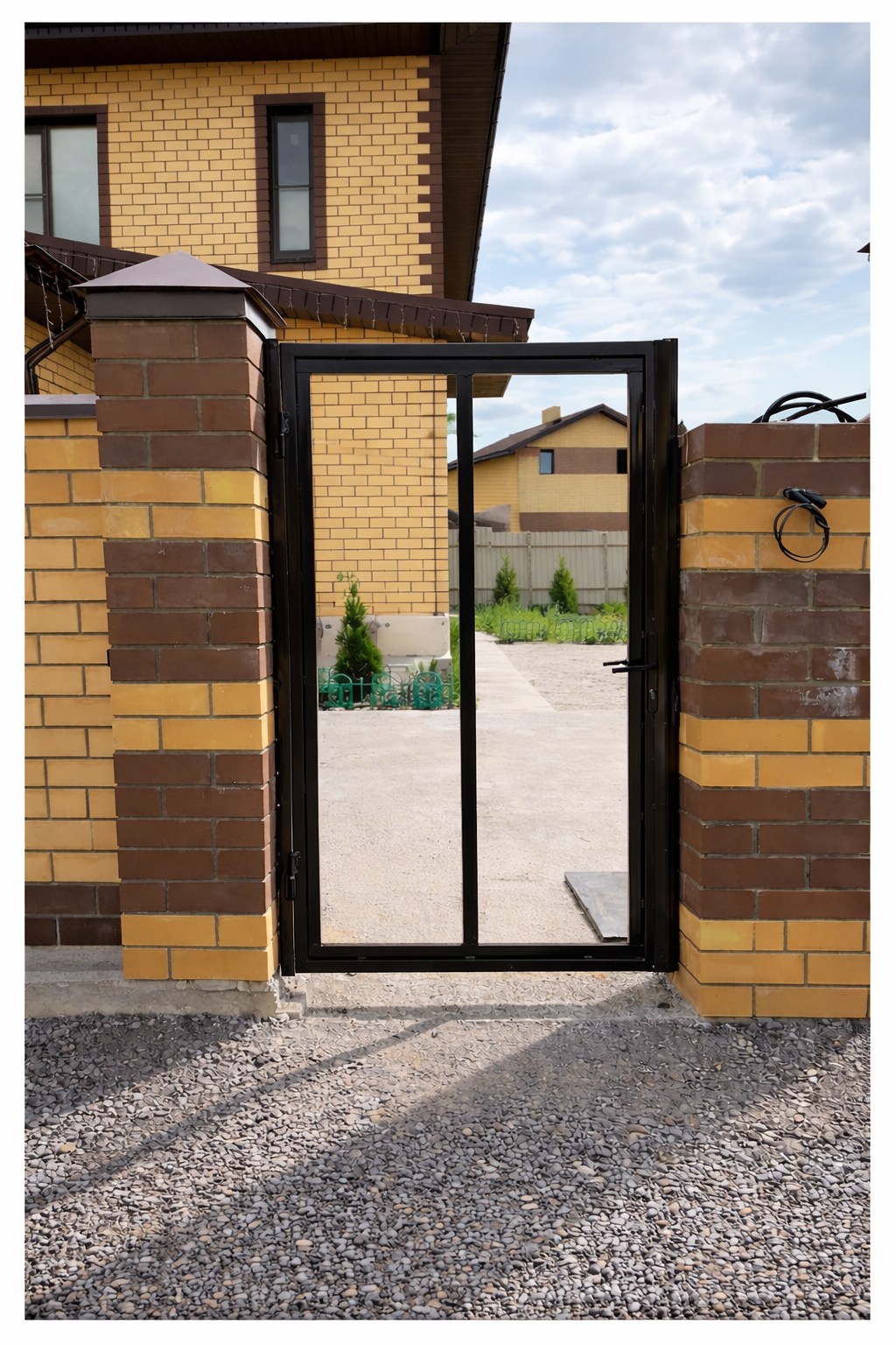 Калитка в едином стиле с каркасом распашных ворот